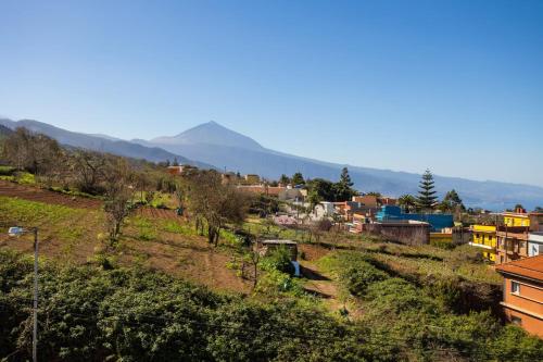 a view of a city with mountains in the background at Casa Senderos del Norte in Sauzal