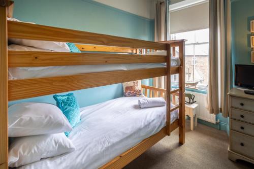 Двухъярусная кровать или двухъярусные кровати в номере Pebble Cottage