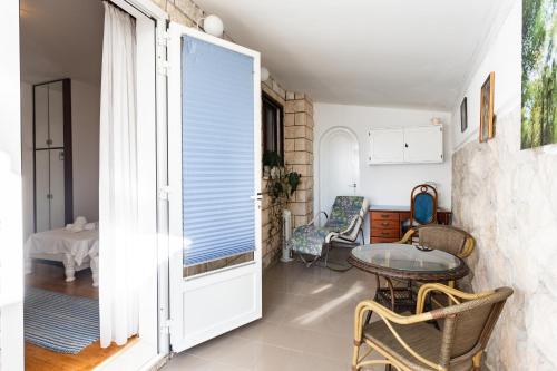 a room with a table and chairs and a window at Villa Amigo in Podstrana