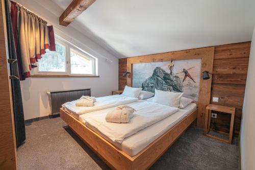 Postel nebo postele na pokoji v ubytování Alpen Suites Brandnertal