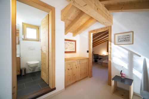 uma casa de banho com banheira e WC num quarto em Chasa Costa dad Archas Maisonette Wohnung em Scuol
