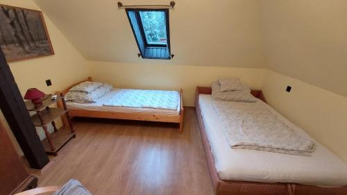 Postel nebo postele na pokoji v ubytování Varjas apartman