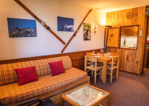 un salon avec un canapé et une table dans l'établissement Résidence Le Belvedere - Studio coin montagne au coeur des Orres 1650 MAE-6644, aux Orres