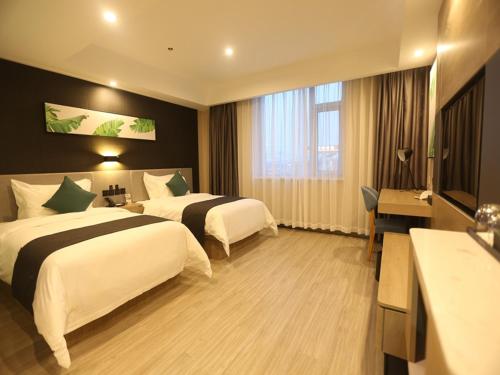 Habitación de hotel con 2 camas y escritorio en Thank Inn Chain Beijing Fanshan Chengguan Town Fangshan Red Scarf Park, en Fangshan