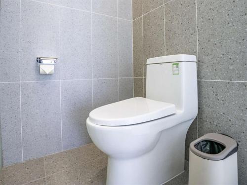 a bathroom with a toilet and a trash can at Thank Inn Chain Wenshan Yanshan Qidu Plaza in Yanshan