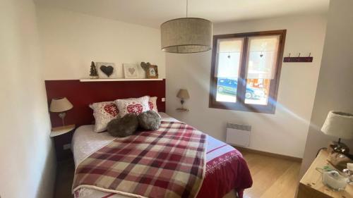 une chambre avec un lit avec des animaux en peluche dessus dans l'établissement Résidence Grange Catharina - Superbe appartement a proximité des pistes et des commerces MAE-7704, à Montgenèvre