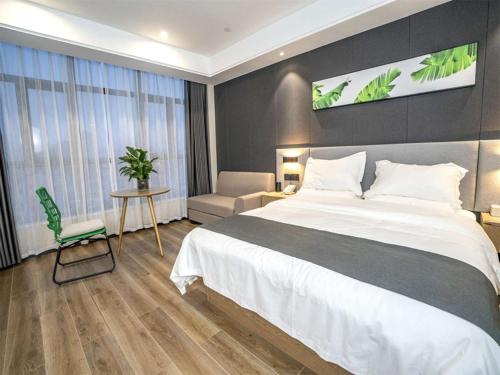 A bed or beds in a room at Thank Inn Chain Wenshan Yanshan Qidu Plaza