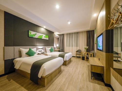XianyangにあるThank Inn Chain Xianyang Renmin Road Central Plazaのベッド2台、薄型テレビが備わるホテルルームです。