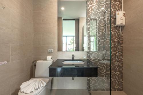 W łazience znajduje się umywalka, toaleta i prysznic. w obiekcie 3-Story Pool Villa Katazhang UTK B3 just 7 min walk to Kata Beach w mieście Kata Beach