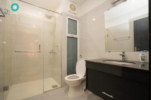 Bathroom sa 2-BHK Luxury Apartment with 5 star Amenities (Gym,Pool, Cinema, Clubhouse and Rooftop)