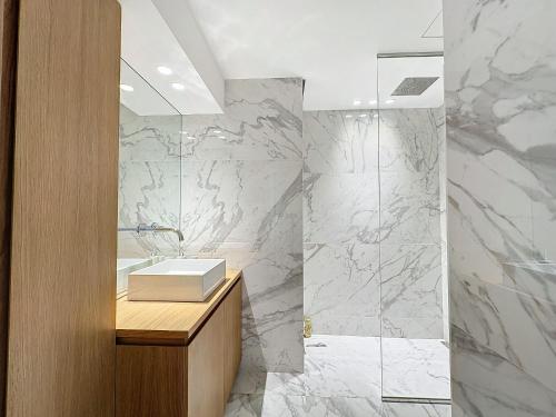 une salle de bain avec un lavabo et une douche dans l'établissement Cannes Pointe Croisette - 2 couchages, à Cannes