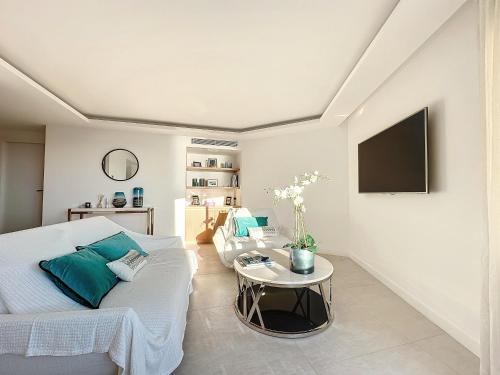 une chambre avec un lit et une télévision sur un mur dans l'établissement Cannes Pointe Croisette - 2 couchages, à Cannes