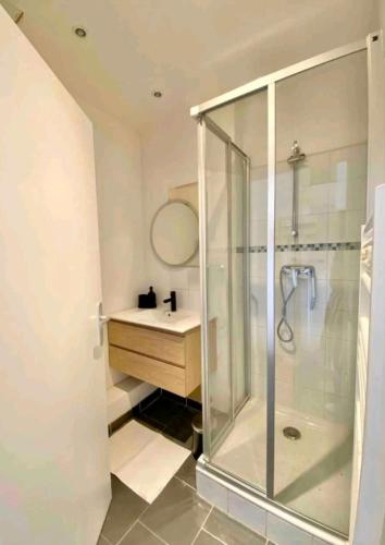 une salle de bain avec douche et lavabo dans l'établissement Belle vue de Notre Dame du Mont by Weekome, à Marseille