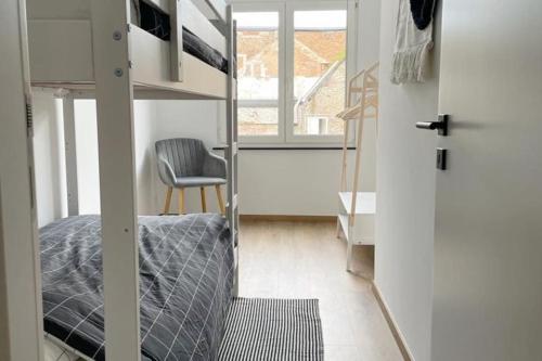 1 dormitorio con litera y silla en Suite 26-Appartement au coeur de Namur, en Namur