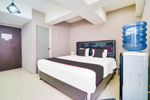 Tempat tidur dalam kamar di OYO Life 91614 Jarrdin Apartment By Hallo Tidur by Ozi