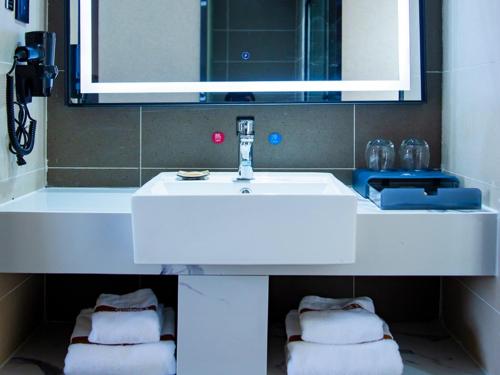 Pa-ch'u-hsien的住宿－尚客优品酒店巴楚军民路巴尔楚克小镇店，浴室设有白色水槽和镜子