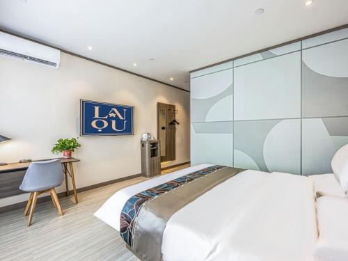 Ένα ή περισσότερα κρεβάτια σε δωμάτιο στο LanOu Hotel Langfang Gu'an Daxing Airport Wildlife Park