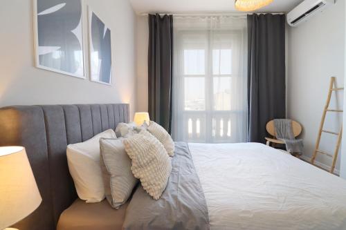 מיטה או מיטות בחדר ב-Sofia's Elegant Urban Retreat