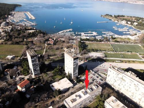 Vue aérienne d'une ville avec une flèche rouge dans l'établissement Apartments Niro, à Split