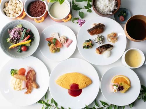un montón de platos de comida en una mesa en Nagoya Kanko Hotel en Nagoya