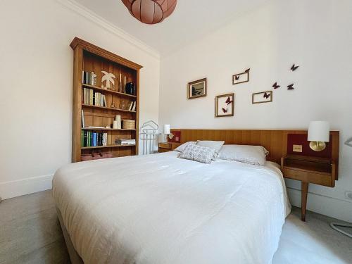 - une chambre avec un lit et un terrain de basket sur le mur dans l'établissement Plein coeur Cannes - 4 couchages, à Cannes