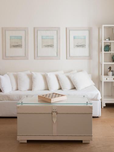 a living room with a couch and a coffee table at Villa Roma Imperiale in Forte dei Marmi