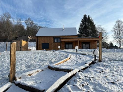 ein Haus ist mit Schnee bedeckt mit einem Zaun in der Unterkunft NEW chalet de standing premium in Senones