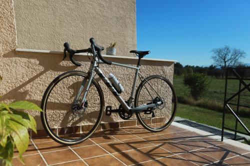 una bicicleta estacionada en un lateral de un edificio en Out of the Green Farmhouse, 