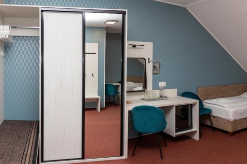 a hospital room with a mirror and a bed at Vizafogó Panzió és Étterem in Baja
