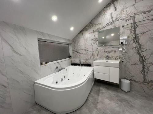Koupelna v ubytování Хотел VIP APART HOUSE