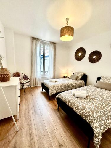 1 Schlafzimmer mit 2 Betten und einem Tisch in der Unterkunft Le refuge Champenois in Verneuil