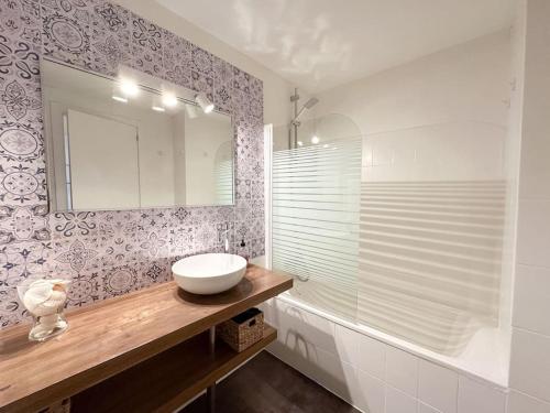 y baño con lavabo y espejo. en www Casa Quili Cádiz com en Cádiz