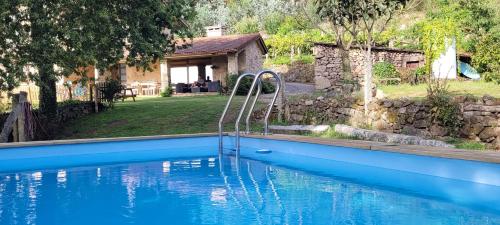 una piscina davanti a una casa di Casa O Corvo, chalet cerca de Vigo en plena naturaleza a Vilacoba