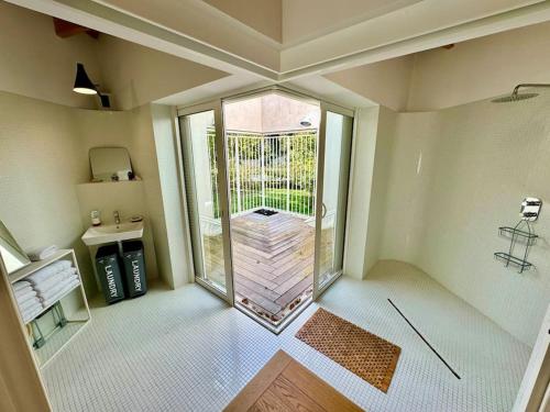 une chambre vide avec une grande porte en verre donnant sur un patio dans l'établissement Villa d'architecte, piscine privative, Vico Corse, à Vico