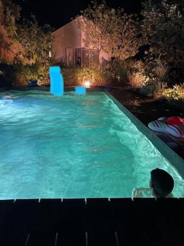 - une piscine avec une personne la nuit dans l'établissement Villa d'architecte, piscine privative, Vico Corse, à Vico