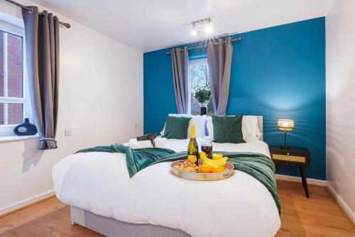 Stylish Central Apartment with Free Parking, Fast WiFI and Smart TV by Yoko Property tesisinde bir odada yatak veya yataklar