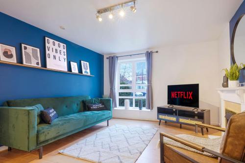 Stylish Central Apartment with Free Parking, Fast WiFI and Smart TV by Yoko Property tesisinde bir oturma alanı