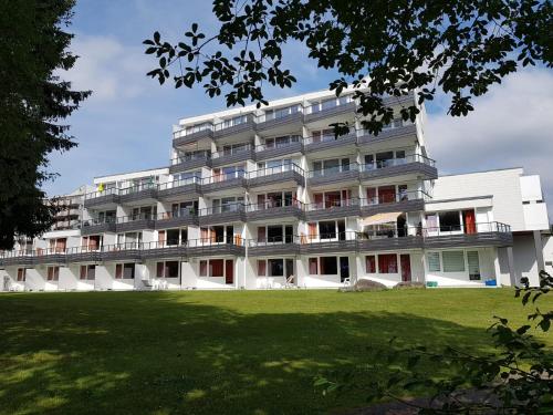 een appartementencomplex met een gazon ervoor bij Apartment Abendrot in Sankt Englmar
