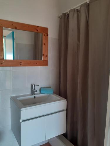 łazienka z umywalką i zasłoną prysznicową w obiekcie Gites Kas'a Flo w mieście Trois-Rivières