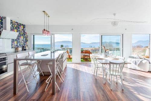 une cuisine et une salle à manger avec une table et des chaises dans l'établissement Grand Appartement Balcon Vue Mer 20m Plage Mourillon, à Toulon