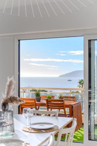une salle à manger avec vue sur l'océan dans l'établissement Grand Appartement Balcon Vue Mer 20m Plage Mourillon, à Toulon