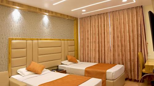 Postel nebo postele na pokoji v ubytování Hotel Executive Tower