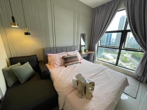 um quarto com uma cama com sapatos em Anggun Arte Mont Kiara em Kuala Lumpur