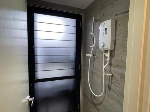 クアラルンプールにあるAnggun Arte Mont Kiaraの黒いドア付きのバスルーム(シャワー付)