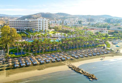 z widokiem na plażę z parasolami i ośrodek w obiekcie The GrandResort - Limited Edition by Leonardo Hotels w mieście Limassol