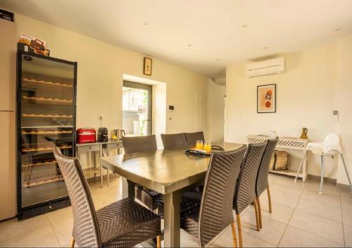 een keuken en eetkamer met een tafel en stoelen bij La Grange de Papy in Vallon-Pont-dʼArc