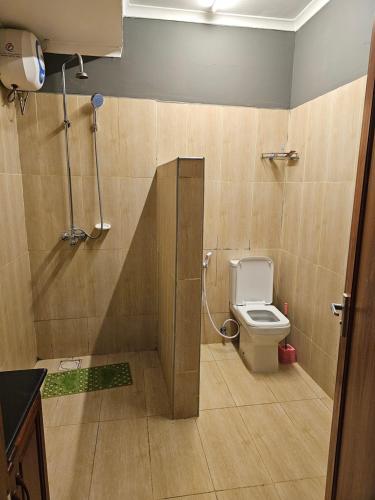 łazienka z toaletą i prysznicem w obiekcie Lush Garden Camping w mieście Arusza