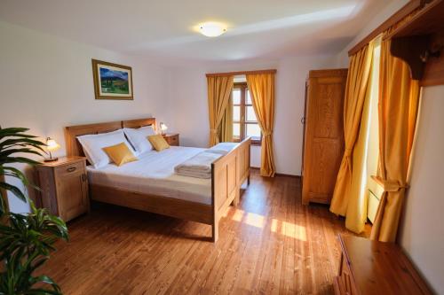 1 dormitorio con 1 cama y suelo de madera en Wine Grower's Mansion Zlati Gric, en Slovenske Konjice