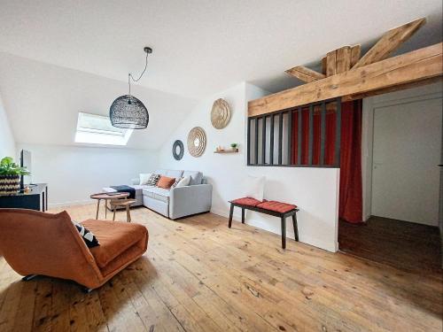 un salon avec un canapé et une chaise dans l'établissement La Casa Polo, à Bourgoin-Jallieu