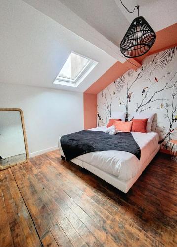 um quarto com uma cama com paredes cor de laranja e uma janela em La Casa Polo em Bourgoin